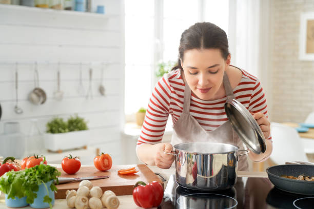 mujer cocinando con grasa de vaca