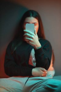 mujer mriando movil