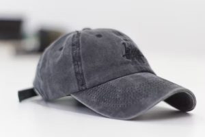 gorra gris