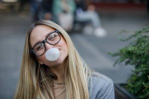 mujer chicle