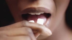 mujer mascando chicle