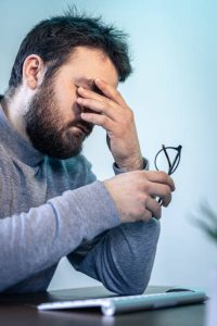 dolor de ojos hombre luz gafas