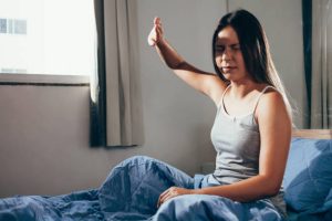 dolor de ojos luz fotofobia mujer