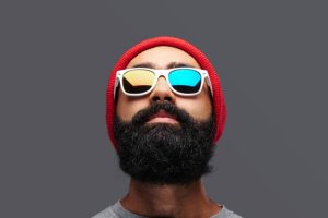 hombre gafas de sol