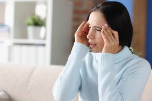 migraña mujer dolor de cabeza