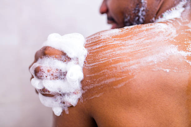 hombre ducha gel de baño sin quimicos esponja