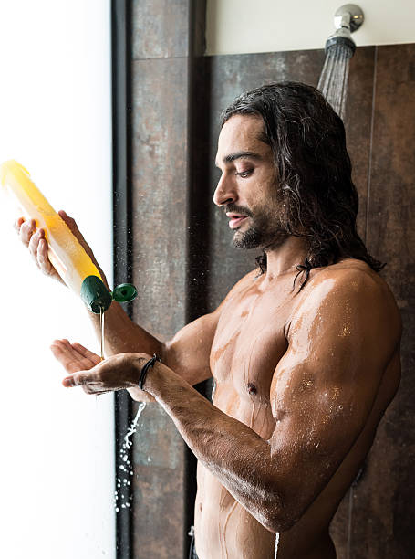hombre duchandose gel sin parabenos