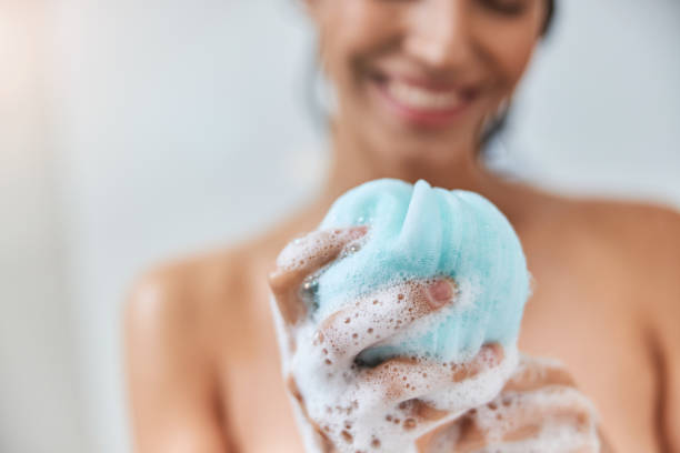 mujer con esponja gel ducha piel sensible