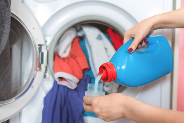 mujer echando detergente sin toxicos