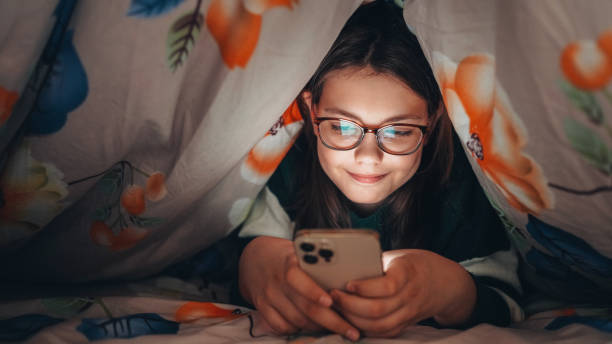 niña con gafas y móvil