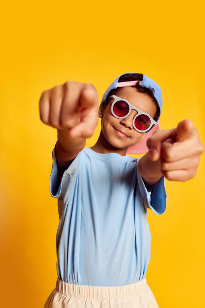 niño con gafas de luz azul
