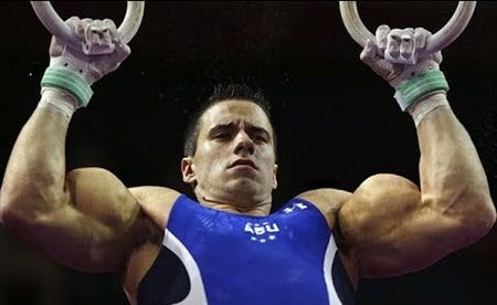 gimnasta bíceps grandes